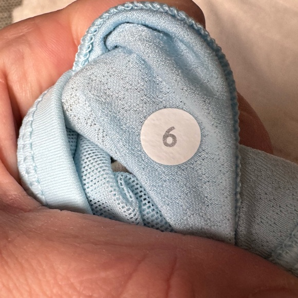 Lululemon Energy Bra Caspian Blue size 6 EUC w/ pad inserts! - Picture 6 of 6